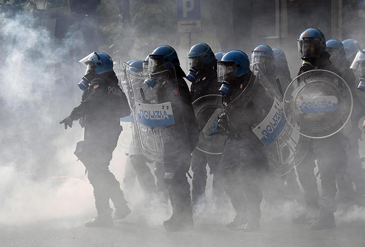 Police Officer Assaulted by Group in Italy During Broad Daylight Incident